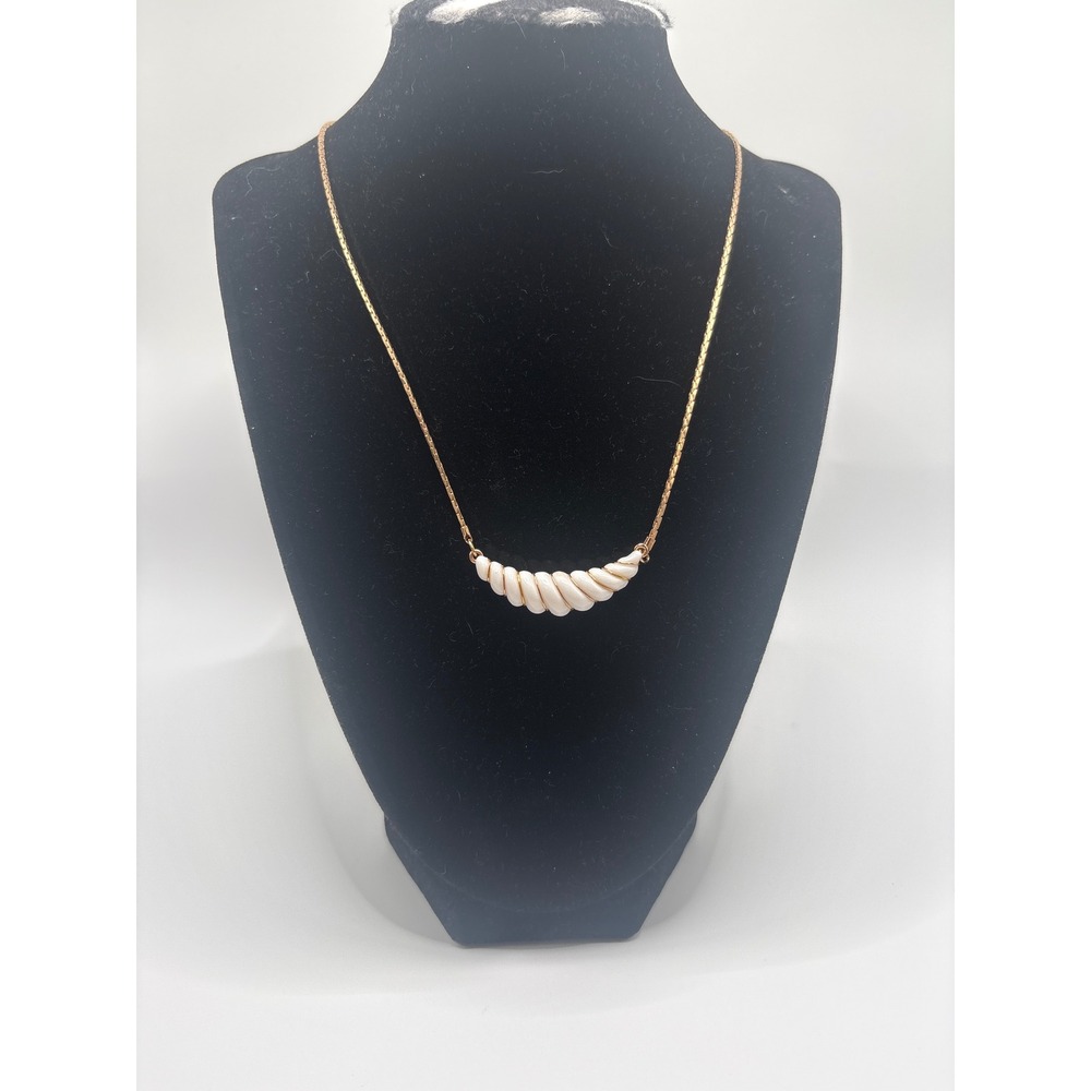 Avon Vintage Necklace OS White Gold Tone Ribbed Spiral Crescent Pendant 18in